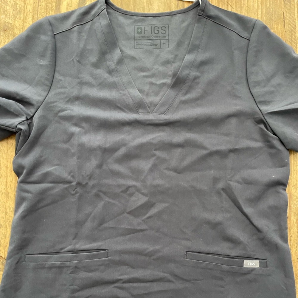NWT Figs Women’s Casma 3 Pocket Top- Gray